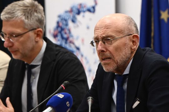 Ο υπουργός Επικρατείας Αρης Σκέρτσος και ο υφυπουργός Υγείας Δημήτρης Βαρτζόπουλος κατά τη χθεσινή παρουσίαση του... μεγαλόπνοου σχεδίου